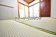 畳には空気が多く含まれているので、空気の層が音を吸収。元気いっぱいの子供さんも伸び伸び遊べます。