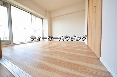 バルコニーに面した明るくて、風通しの良い心地よい洋室です。