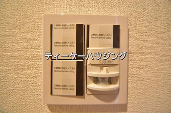 玄関には人感セ...