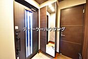 収納力たっぷり。ゆとりのシューズボックスにはママのブーツもラクラク入ります。