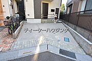 間口が広くて、停めやすい駐車スペースです。