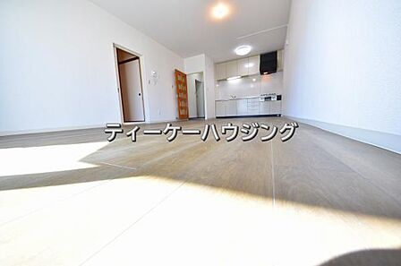 彩光をふんだんに取り入れた明るいリビングは”使いやすい形”にもこだわりました。