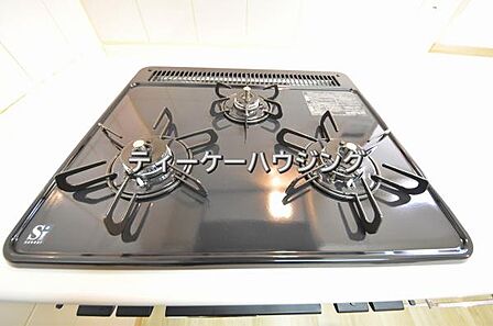 三つの調理が同時に出来てお料理時間を一気に短縮。三口ホーロートップコンロ