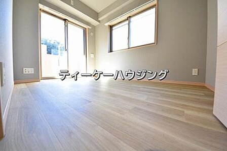 バルコニーに面した明るくて、風通しの良い心地よい洋室です。