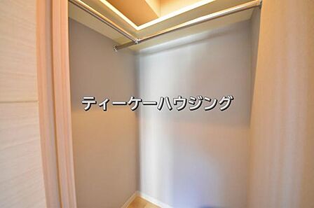 女性に嬉しい大容量のウォークインクローゼット。収納場所を気にせず、ママも安心してオシャレを楽しめます