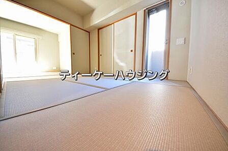 畳には空気が多く含まれているので、空気の層が音を吸収。元気いっぱいの子供さんも伸び伸び遊べます。