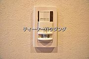 玄関には人感センサー付きの照明を設置しました。