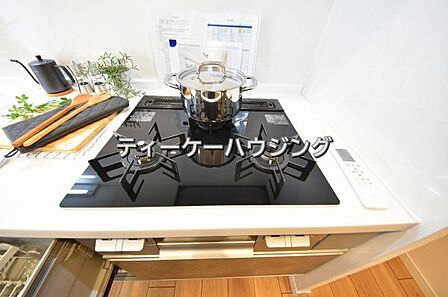 三つの調理が同時に出来てお料理時間を一気に短縮。三口ホーロートップコンロ