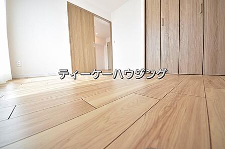 南に面した洋室は採光、通風に優れた心地よい空間です。
