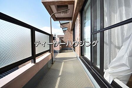 広々したバルコニーは日々の暮らしに、ゆとりと優雅さをもたらしてくれる筈です。 