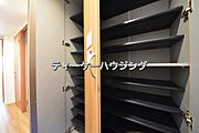 収納力たっぷり。ゆとりのシューズボックスにはママのブーツもラクラク入ります。