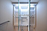 三面鏡の裏には収納がたっぷり。洗面室をすっきりきれいに使えます。