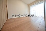 バルコニーに面した明るくて、風通しの良い心地よい洋室です。