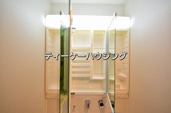 三面鏡の裏には...