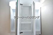 三面鏡の裏には収納がたっぷり。洗面室をすっきりきれいに使えます。