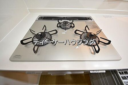 三つの調理が同時に出来てお料理時間を一気に短縮。三口ホーロートップコンロ