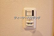 玄関には人感センサー付きの照明を設置しました。