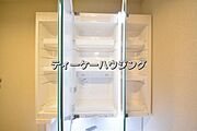 三面鏡の裏には収納がたっぷり。洗面室をすっきりきれいに使えます。