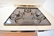 三つの調理が同時に出来てお料理時間を一気に短縮。三口ホーロートップコンロ