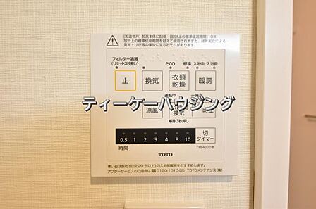 浴室暖房乾燥機がバスルーム内を換気して、カビの発生を抑えます。お洗濯物もよく乾きます。