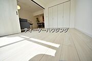 南に面した洋室は採光、通風に優れた心地よい空間です。