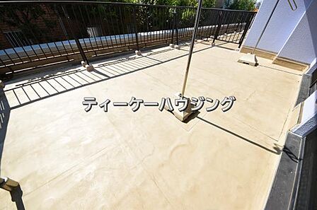広々したバルコニーは日々の暮らしに、ゆとりと優雅さをもたらしてくれる筈です。 