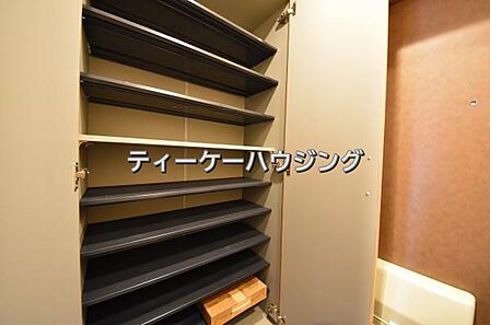 収納力たっぷり。ゆとりのシューズボックスにはママのブーツもラクラク入ります。
