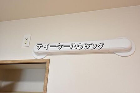 エアコンを設置出来るように先行配管を施しました。