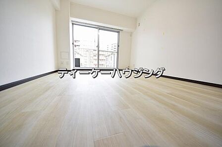 バルコニーに面した明るくて、風通しの良い心地よい洋室です。