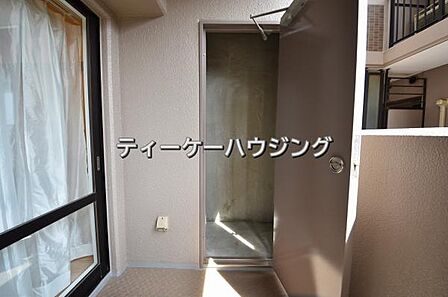 バルコニーに収納があると助かりますよね。