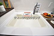 いつでも清潔に、お手入れ楽々なシンク。浄水機能を備えた水栓も魅力です。