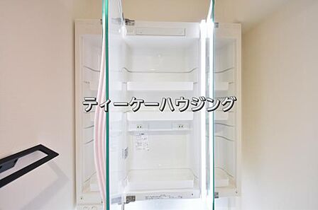 三面鏡の裏には収納がたっぷり。洗面室をすっきりきれいに使えます。