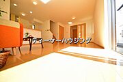 彩光をふんだんに取り入れた明るいリビングは”使いやすい形”にもこだわりました。
