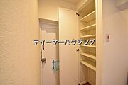 収納力たっぷり。ゆとりのシューズボックスにはママのブーツもラクラク入ります。