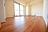 寝室：バルコニーに面した明るくて、風通しの良い心地よい洋室です。