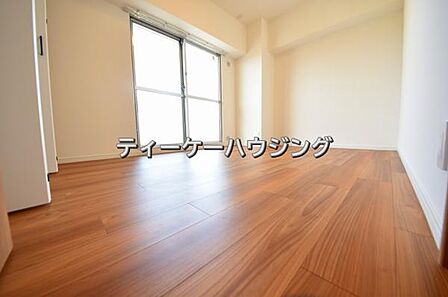 バルコニーに面した明るくて、風通しの良い心地よい洋室です。
