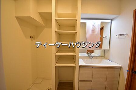 洗面所に収納があると助かりますよね。