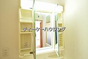 鏡の裏には収納がたっぷり。洗面室をすっきりきれいに使えます。