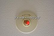 玄関には人感センサー付きの照明を設置しました。