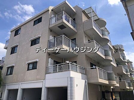 落ち着いた街にふさわしいゆとりある佇まいが、住む者に満足感と安心感を与えてくれる筈です。