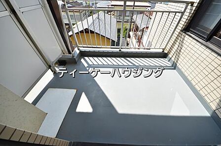 広々した2面バルコニーは日々の暮らしに、ゆとりと優雅さをもたらしてくれる筈です。