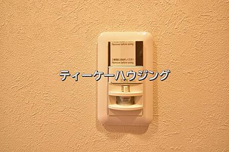 玄関には人感センサー付きの照明を設置しました。