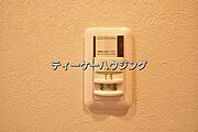 玄関には人感センサー付きの照明を設置しました。