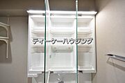 三面鏡の裏には収納がたっぷり。洗面室をすっきりきれいに使えます。