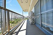 広々したバルコニーは日々の暮らしに、ゆとりと優雅さをもたらしてくれる筈です。 