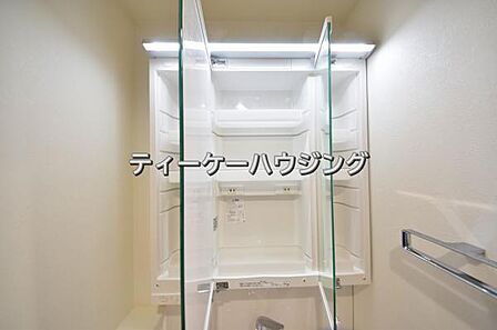 三面鏡の裏には収納がたっぷり。洗面室をすっきりきれいに使えます。