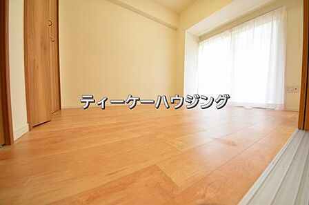 バルコニーに面した明るくて、風通しの良い心地よい洋室です。