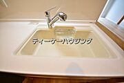 いつでも清潔に、お手入れ楽々なシンク。浄水機能を備えた水栓も魅力です。