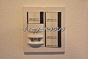 玄関には人感センサー付きの照明を設置しました。