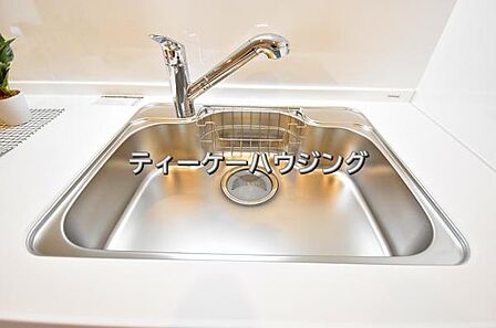いつでも清潔に、お手入れ楽々なシンク。浄水機能を備えた水栓も魅力です。